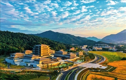 坐落于鳳凰山麓的中國(guó)國(guó)家版本館廣州分館(2023 年攝) 攝影 / 本刊