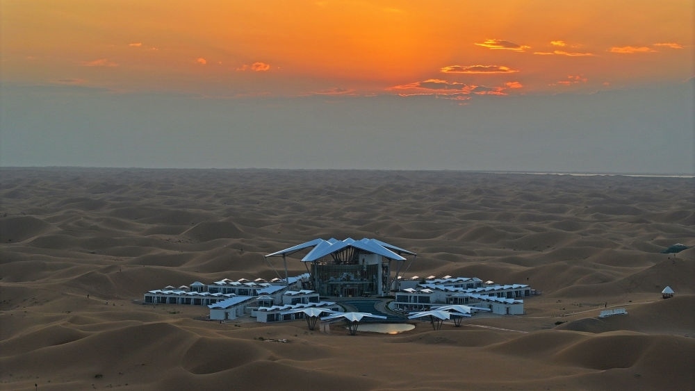 這是位于寧夏中衛(wèi)市沙坡頭景區(qū)的星星酒店（2023年9月6日攝，無(wú)人機(jī)照片）。新華社記者 王鵬 攝