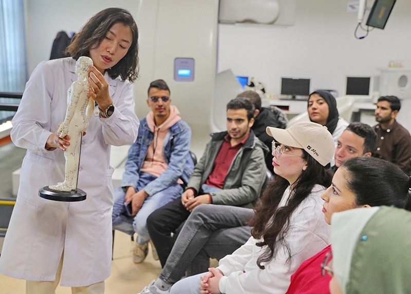 2023年4月19日，河北省秦皇島市中醫(yī)醫(yī)院醫(yī)務(wù)工作者為燕山大學(xué)外國(guó)留學(xué)生講解中醫(yī)經(jīng)絡(luò)知識(shí)。