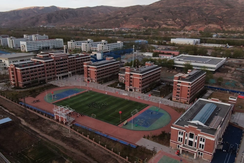 這是果洛西寧民族中學(xué)（2021年4月28日攝，無(wú)人機(jī)照片）。