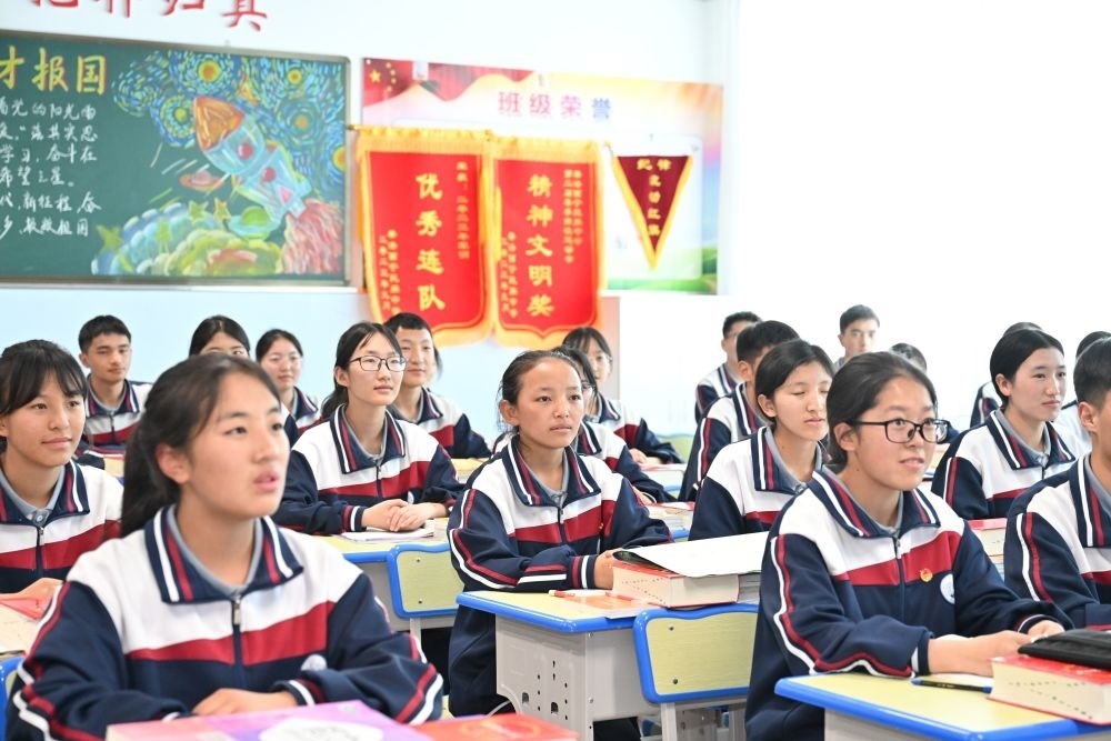 2024年6月18日，果洛西寧民族中學學生在上課。