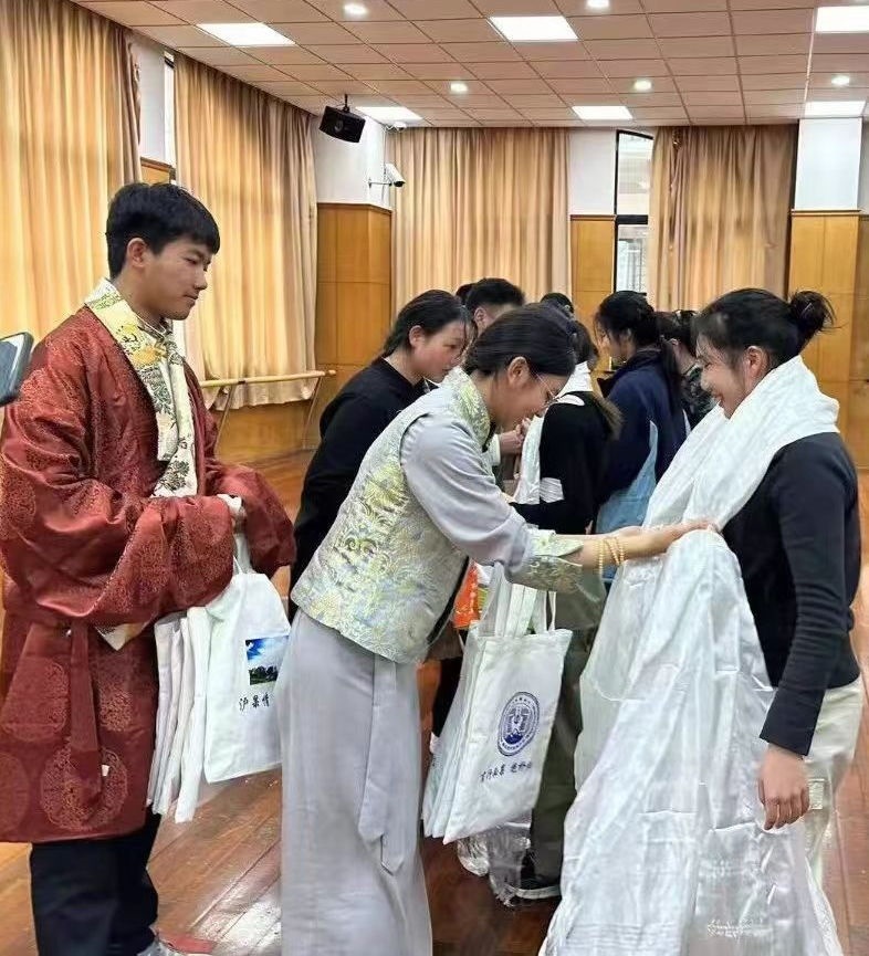 2024年1月18日，在上海市大同中學，果洛西寧民族中學學生給上海大同中學師生獻哈達。新華社發(fā)（果洛州教育局供圖）