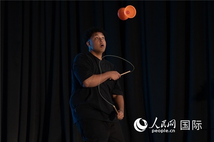 參賽選手表演的抖空竹如行云流水。人民日?qǐng)?bào)非洲中心分社 希拉茲·莫林?jǐn)z