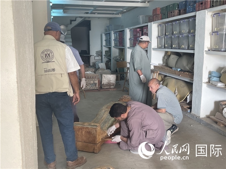 圖為中埃薩卡拉新出土文物數(shù)字化調(diào)查與研究項目團隊在工作現(xiàn)場。薛江攝