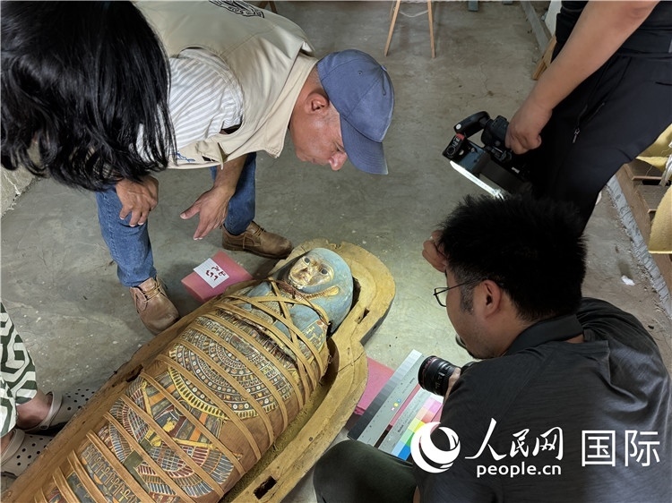 圖為中埃薩卡拉新出土文物數(shù)字化調(diào)查與研究項目團隊在工作現(xiàn)場。薛江攝