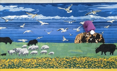 在青海省西寧市圣源地毯集團(tuán)有限公司生產(chǎn)車間，操作工檢查毯面、拔花刺（2023年2月4日攝）。新華社記者 才揚 攝