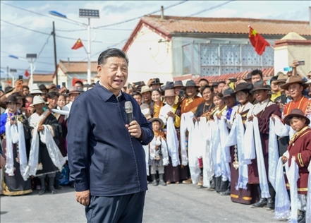 2021年6月7日至9日，習(xí)近平總書記在青海考察。這是8日下午，習(xí)近平在海北藏族自治州剛察縣沙柳河鎮(zhèn)果洛藏貢麻村考察時，同村民們親切交流。新華社記者 謝環(huán)馳 攝