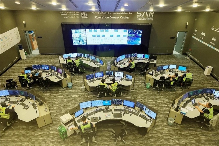 圖為運營指揮中心一景。中國鐵建供圖