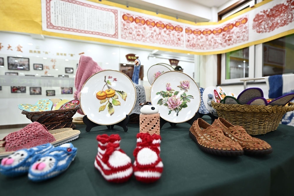 長城花園社區(qū)居民制作的手工藝品（6月19日攝）。