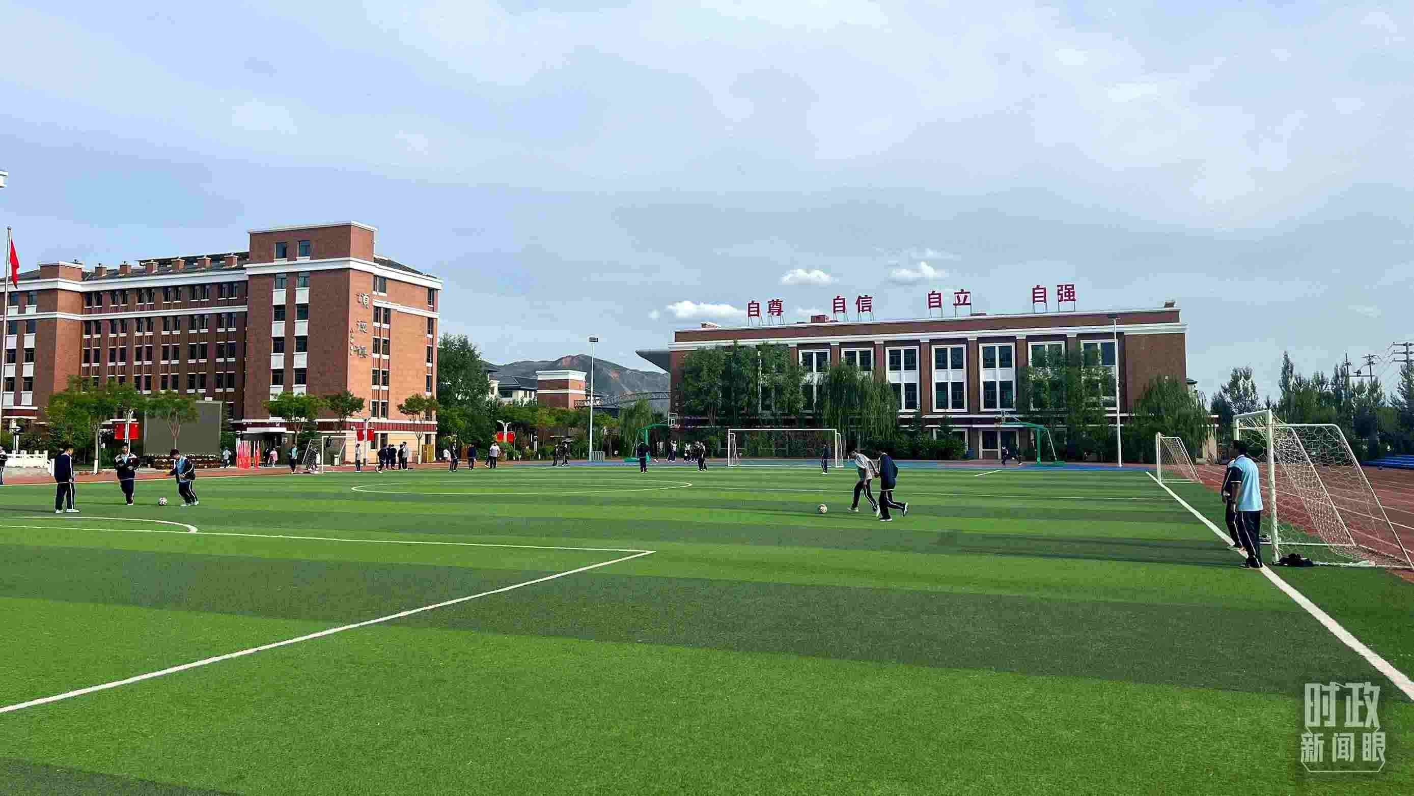 △果洛西寧民族中學(xué)。（總臺央視記者楊波、楊新禹拍攝）