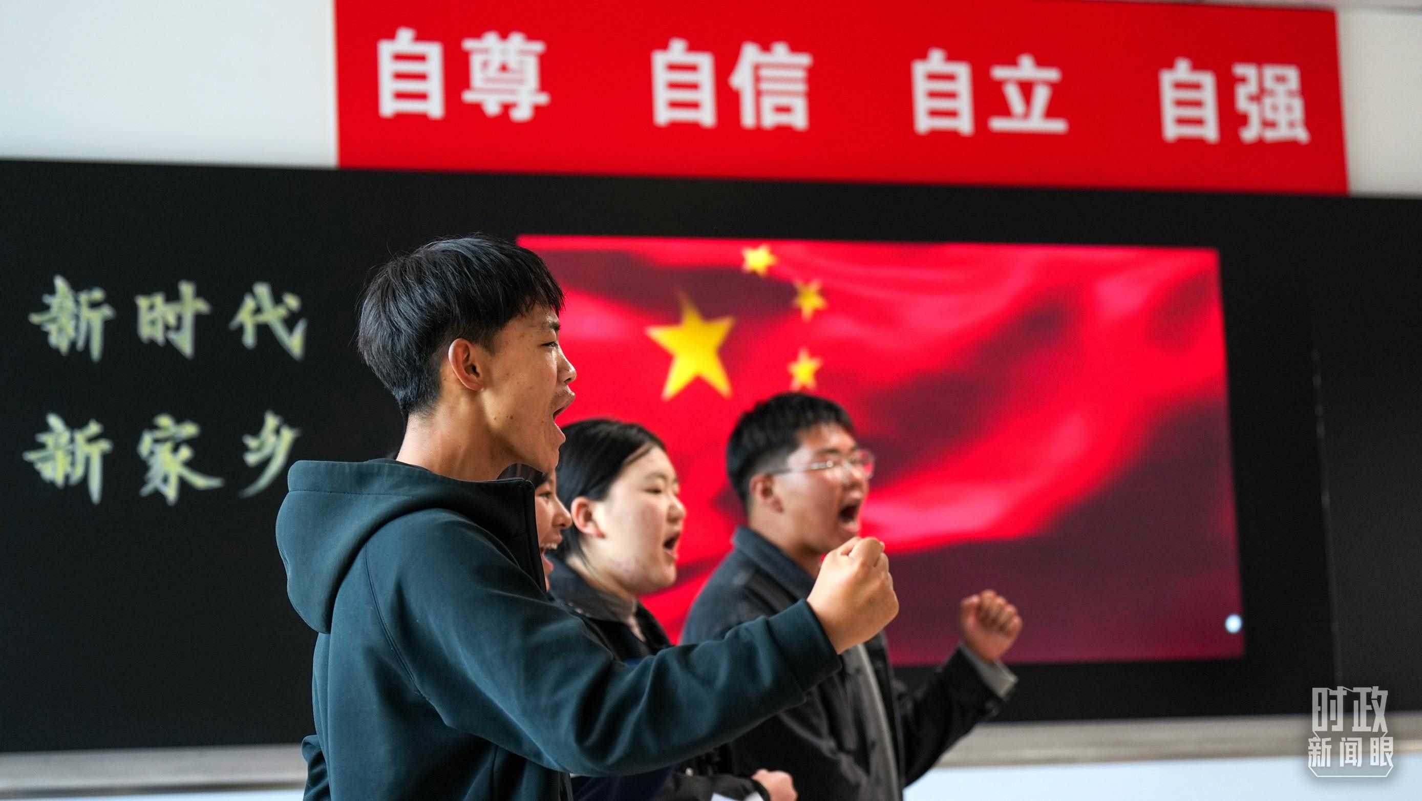 △果洛西寧民族中學(xué)高一（1）班的“新時(shí)代、新家鄉(xiāng)”主題思政課。（總臺央視記者許永松、國廣記者李晉拍攝）