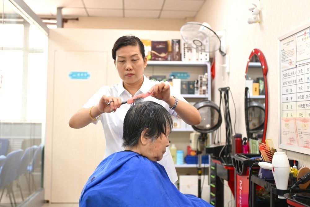 6月20日，長城花園社區(qū)的志愿者為居民理發(fā)。