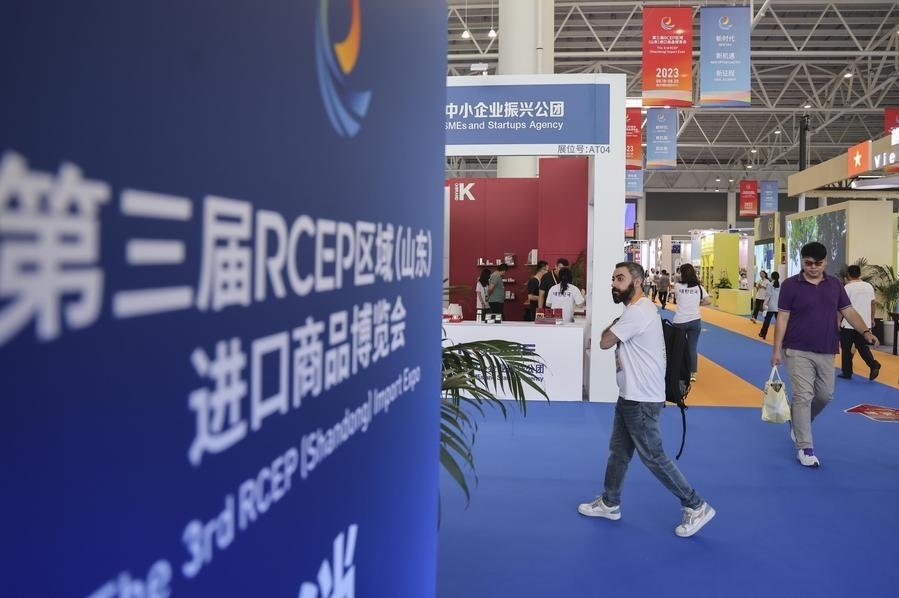 2023年8月18日，人們?cè)诘谌龑肦CEP區(qū)域（山東）進(jìn)口商品博覽會(huì)上參觀。新華社發(fā)（許傳寶 攝）