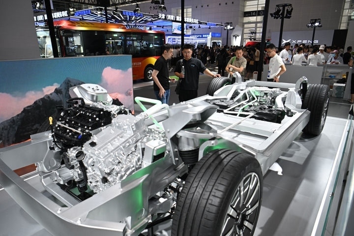 這是在博覽會(huì)現(xiàn)場(chǎng)拍攝的一款智能網(wǎng)聯(lián)汽車平臺(tái)架構(gòu)（6月20日攝）。新華社記者 孫凡越 攝