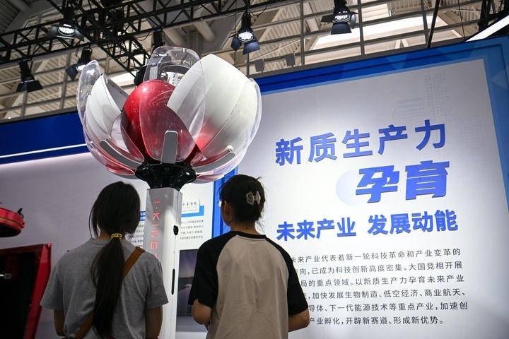 6月20日，與會(huì)者參觀天津云圣智能科技有限責(zé)任公司展區(qū)展出的“圣·寶蓮燈”全自主無人機(jī)巡檢系統(tǒng)。新華社記者 孫凡越 攝