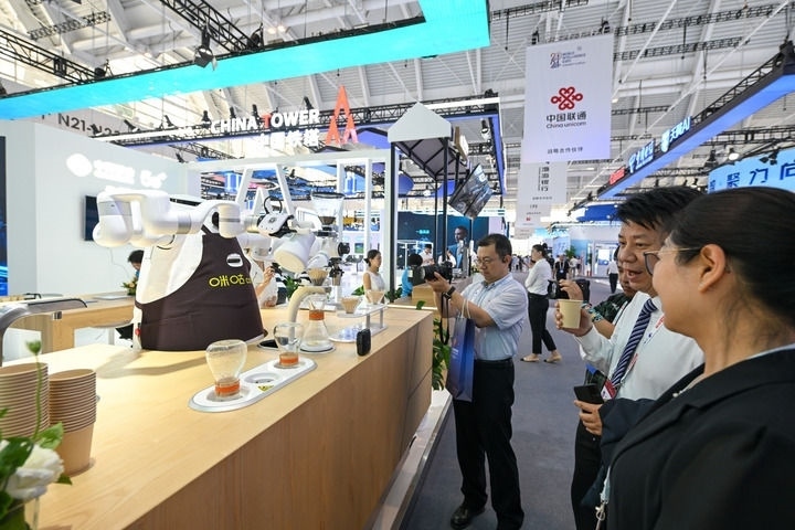 6月20日，與會(huì)者品嘗機(jī)器人沖調(diào)出的咖啡。新華社記者 孫凡越 攝