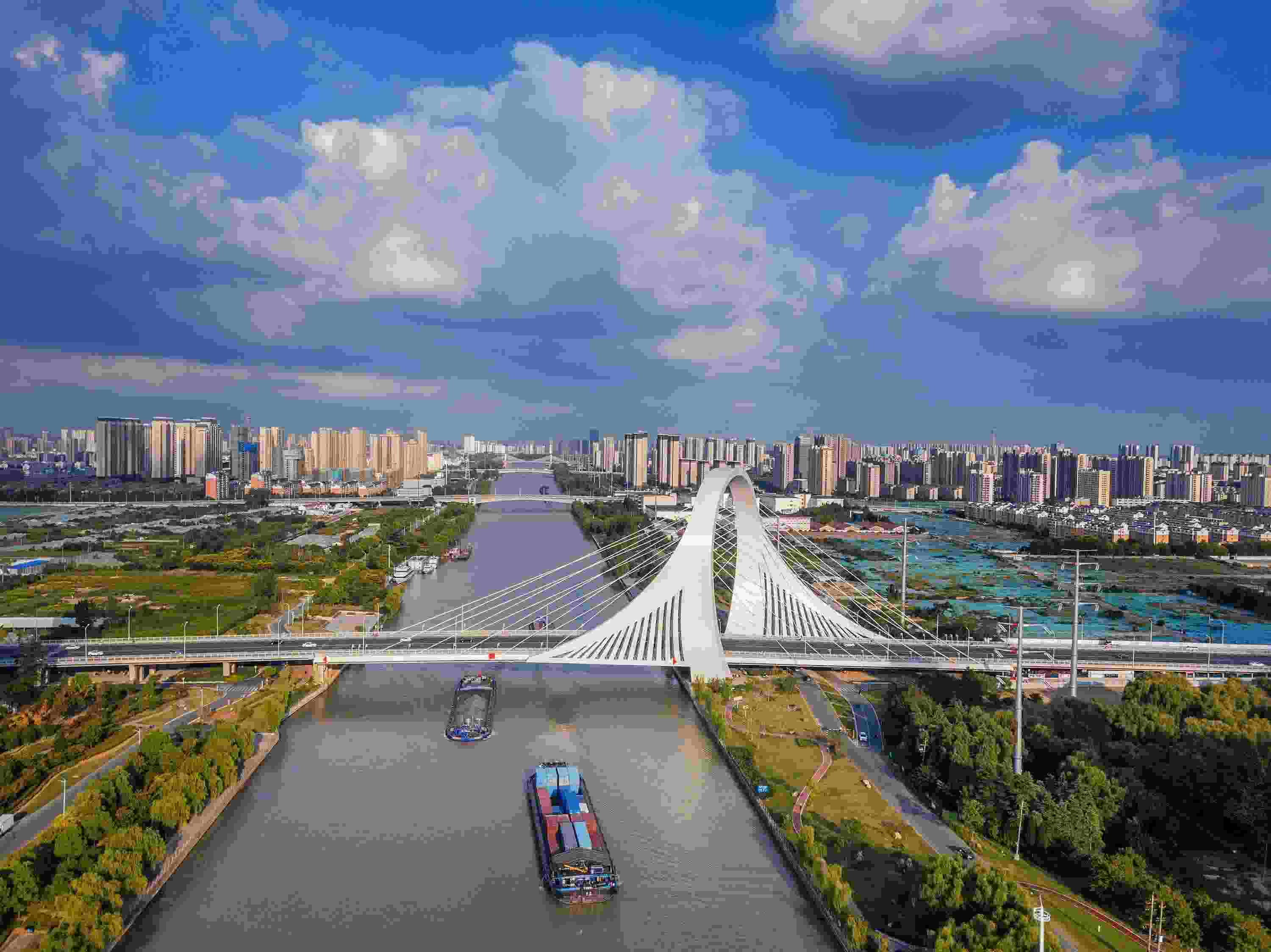 2022年9月12日，幾艘船舶行駛在江蘇淮安運(yùn)河大橋附近。