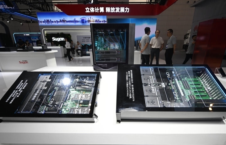 這是6月20日在博覽會(huì)上拍攝的中科曙光展區(qū)的一臺(tái)人工智能服務(wù)器。新華社記者 趙子碩 攝