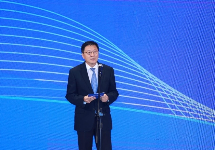 中國網(wǎng)總編輯王曉輝主持論壇。中國外文局供圖