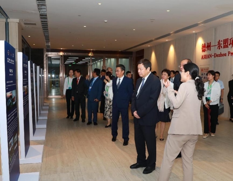 與會(huì)嘉賓參觀圖片展。中國外文局供圖