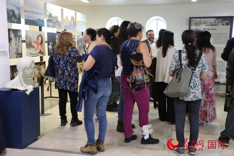 在展覽現(xiàn)場，觀眾們駐足欣賞德化白瓷和墨西哥彩瓷。人民網(wǎng) 埃內(nèi)斯托·多明戈斯攝