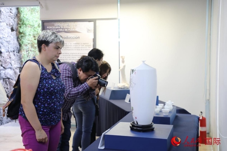 在展覽現(xiàn)場，觀眾們駐足欣賞德化白瓷和墨西哥彩瓷。人民網(wǎng) 埃內(nèi)斯托·多明戈斯攝