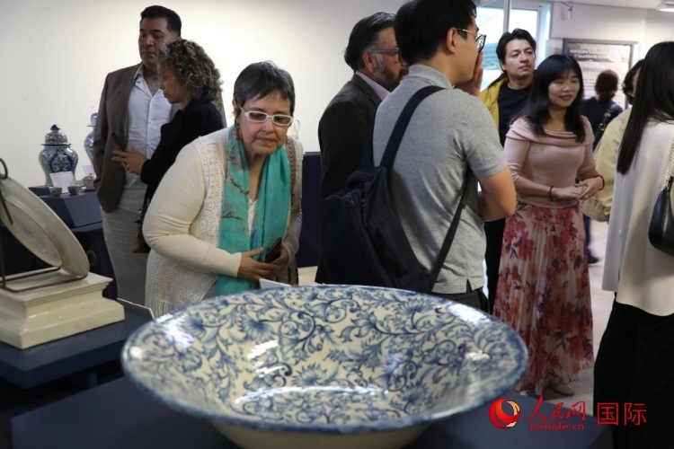 在展覽現(xiàn)場，觀眾們駐足欣賞德化白瓷和墨西哥彩瓷。人民網(wǎng) 埃內(nèi)斯托·多明戈斯攝