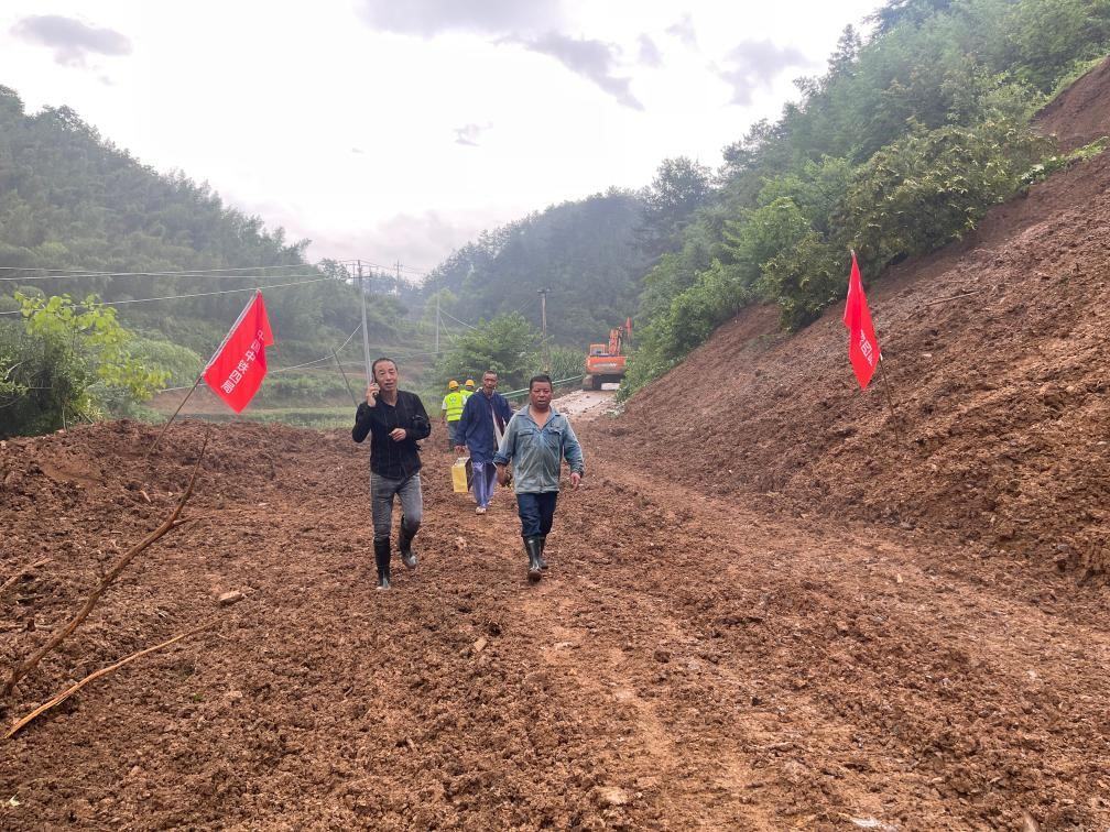 6月22日，木石里008縣道最后一個塌方點搶通。（受訪者供圖）