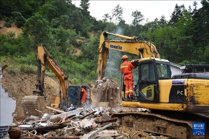 6月23日，救援人員在魚(yú)市鎮(zhèn)斗溪村龍?zhí)两M山體滑坡現(xiàn)場(chǎng)開(kāi)展救援工作。新華社記者 陳振海 攝