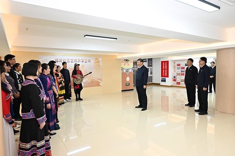 2023年12月14日，習(xí)近平總書記在廣西南寧市良慶區(qū)蟠龍社區(qū)黨群服務(wù)中心文體活動室同社區(qū)居民親切交流。