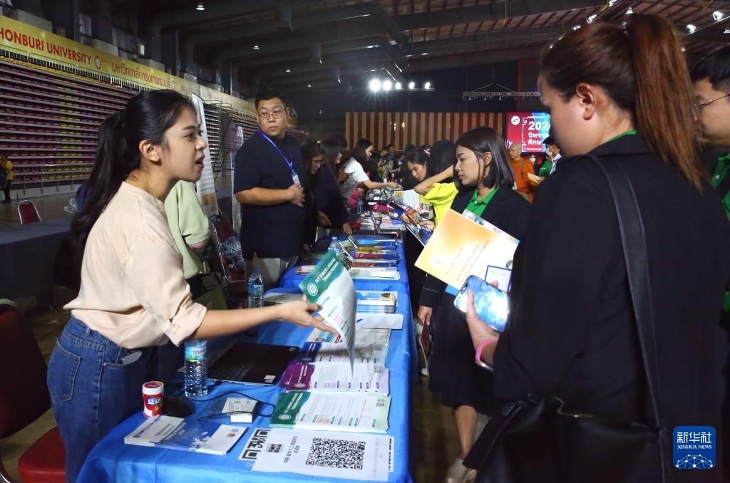 6月22日，在泰國曼谷吞武里大學舉辦的中國高等教育展上，學生在中國高校展臺前了解信息。新華社記者 孫瑋彤 攝
