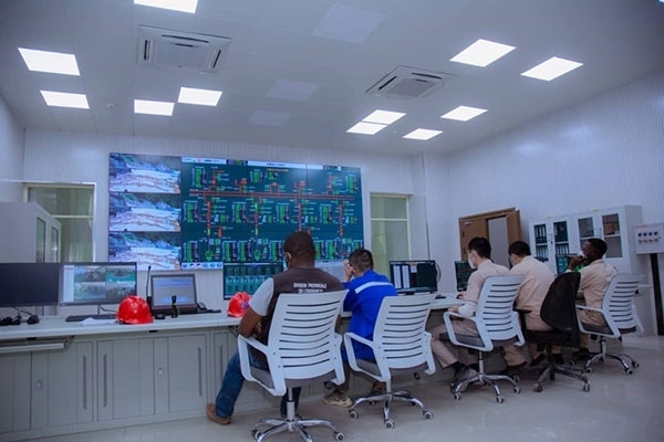 剛果（金）布桑加水電站攔河大壩泄洪。中鐵資源集團(tuán)供圖 