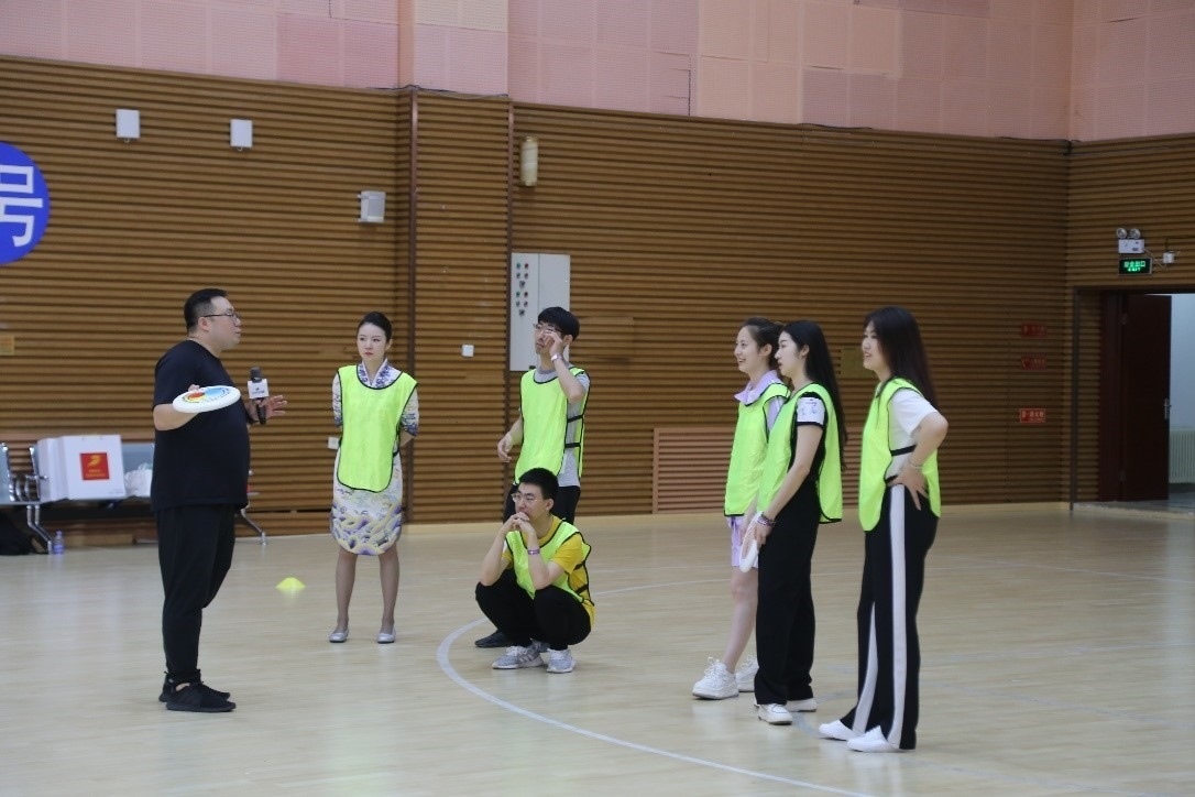 在“友趣體驗(yàn)營(yíng)”上，年輕用戶正在學(xué)習(xí)飛盤運(yùn)動(dòng)技巧。 受訪者供圖