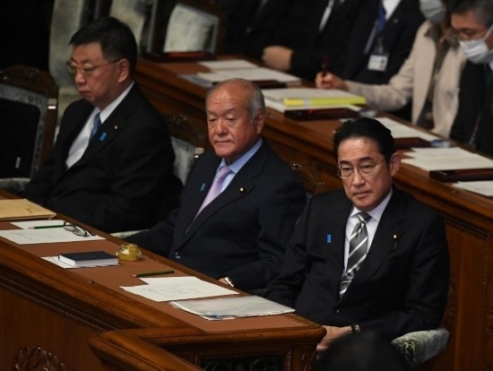 ??2023年12月13日，日本首相岸田文雄（右）參加國會閉會式。新華社記者馮武勇攝