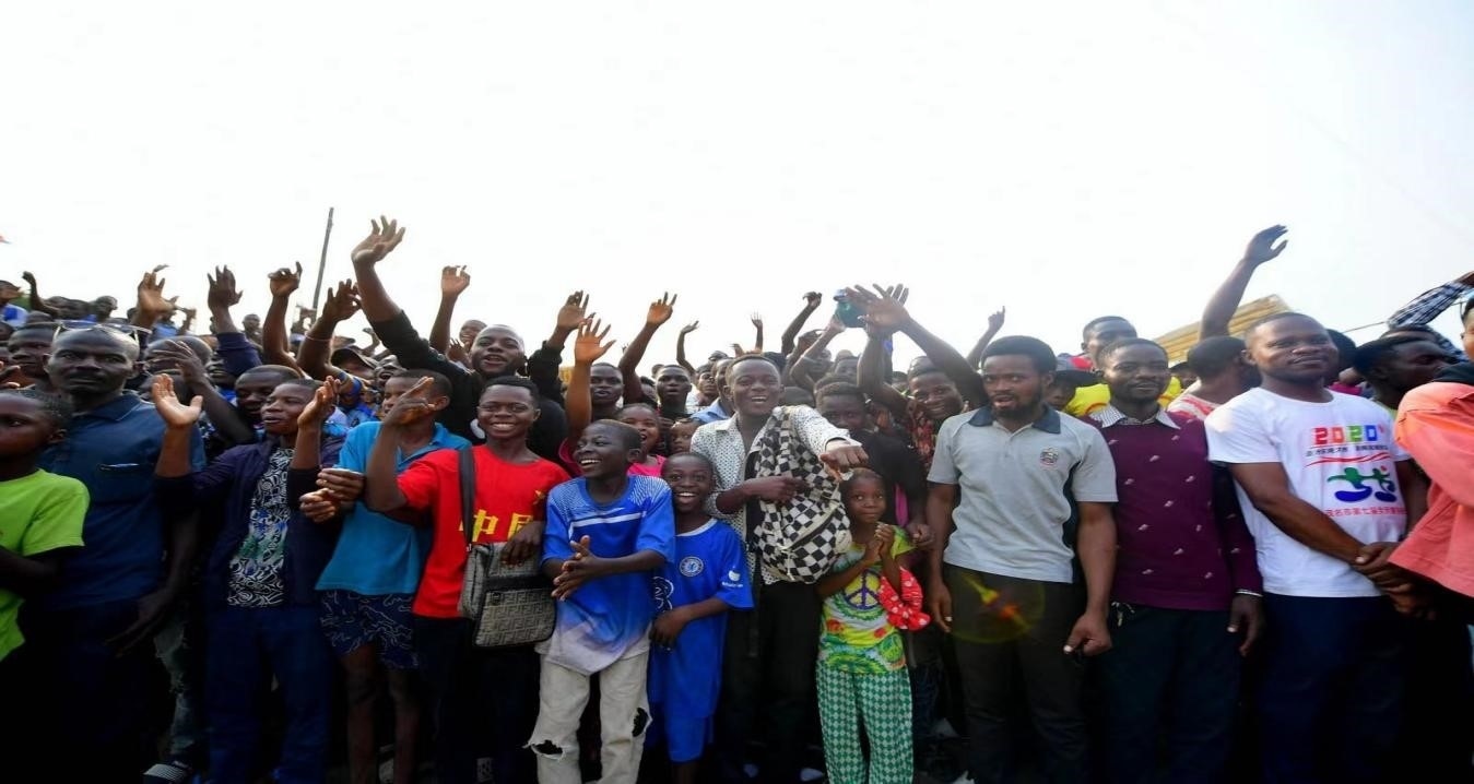 剛果（金）首都金沙薩環(huán)線公路項(xiàng)目開(kāi)工儀式上的當(dāng)?shù)厝罕? /></p> <p style=