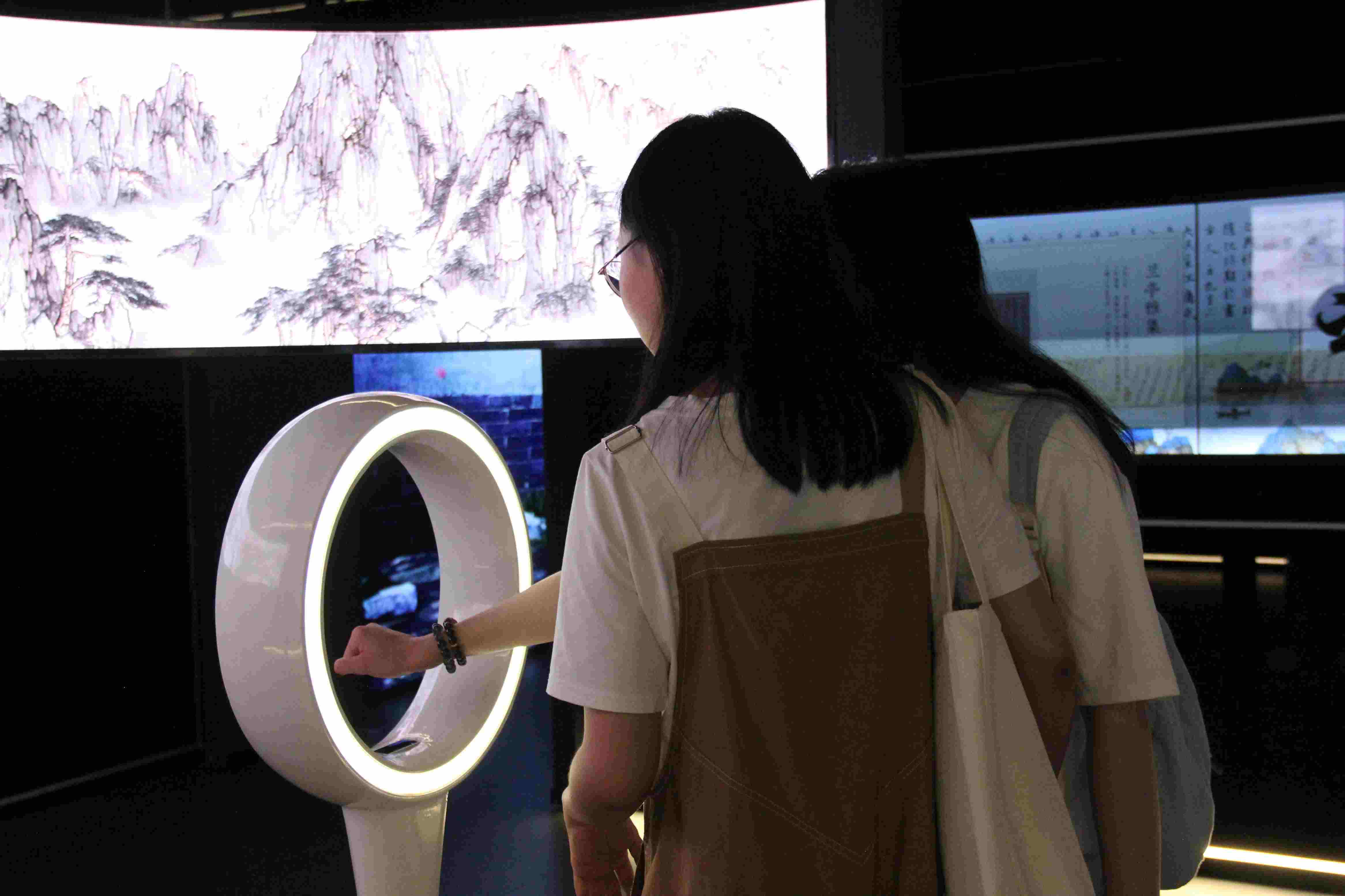 游客在“元啟金陵”南京數(shù)字文化客廳參觀并參與互動(dòng)。受訪者供圖
