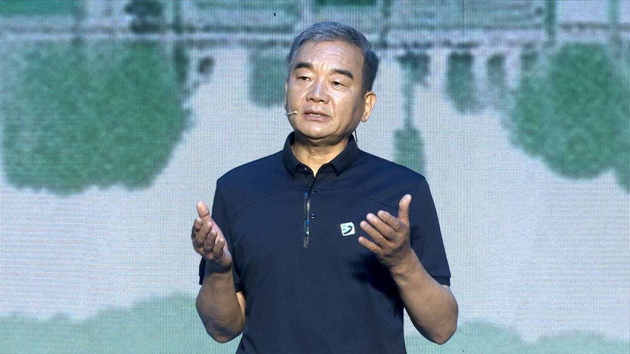 中國博物館協(xié)會理事長劉曙光現(xiàn)場講述。