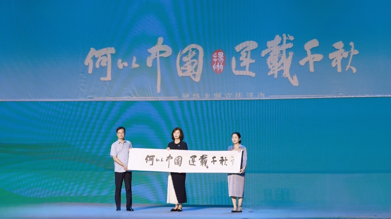 隋唐大運河文化博物館館長曹岳森（左）、揚州中國大運河博物館館長鄭晶（中）、浙東運河博物館負責人張慧（右）共同展卷。