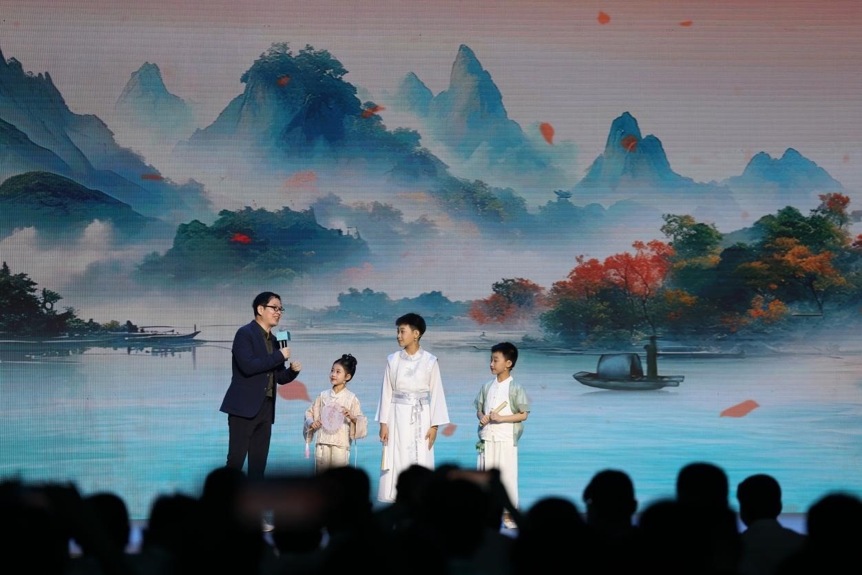 南京師范大學教授酈波（左一）與2024中國詩詞大會選手張可兒（左二）、姜敬曦（右二），揚州市邗江區(qū)實驗學校蔣王小學學生陸俊屹（右一）趣談大運河詩詞文化。