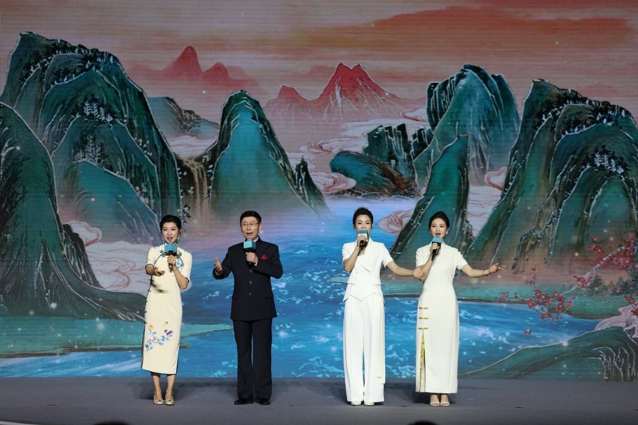 國家一級演員、京劇表演藝術(shù)家王平（左二），國家一級演員、南京藝術(shù)學院教授單雯（左一），浙江小百花越劇團青年演員陳麗君（右二）、何青青（右一）同臺唱響千年運河情。
