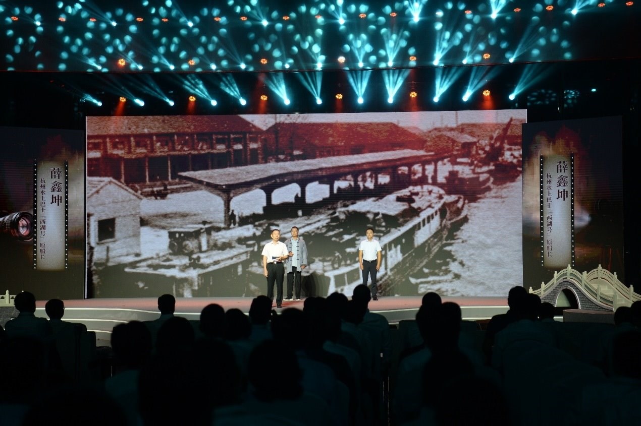 杭州水上巴士“西湖”號原船長薛鑫坤（左）、窯灣古鎮(zhèn)漁民藝術(shù)團團長沈召明（中）、港航潤楊6060貨船主楊杰偉（右）現(xiàn)場講述。