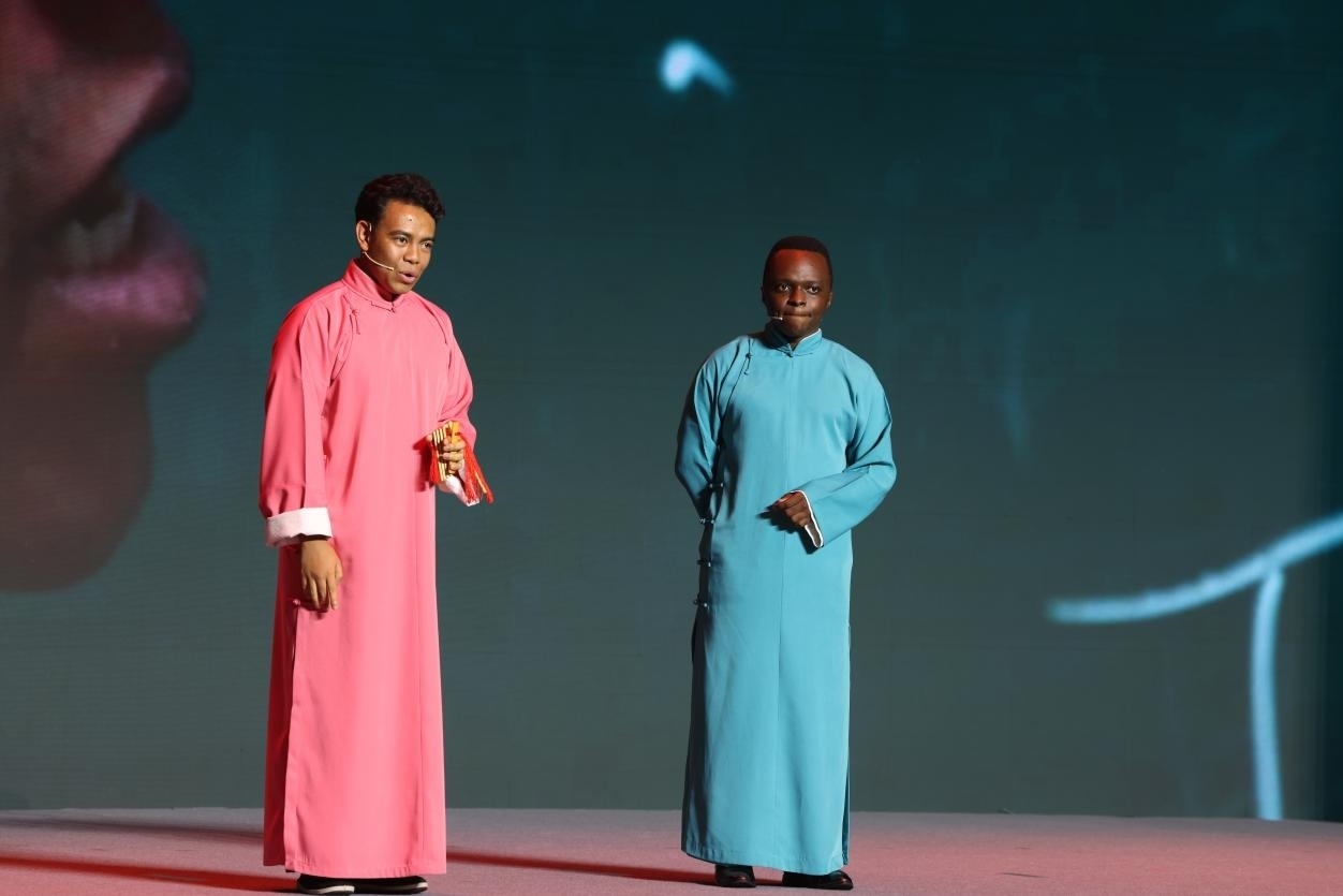 來自馬達加斯加的北京外國語大學教師唐磊（左）和來自肯尼亞的天津師范大學博士生孔愛凱（右）說唱大運河。