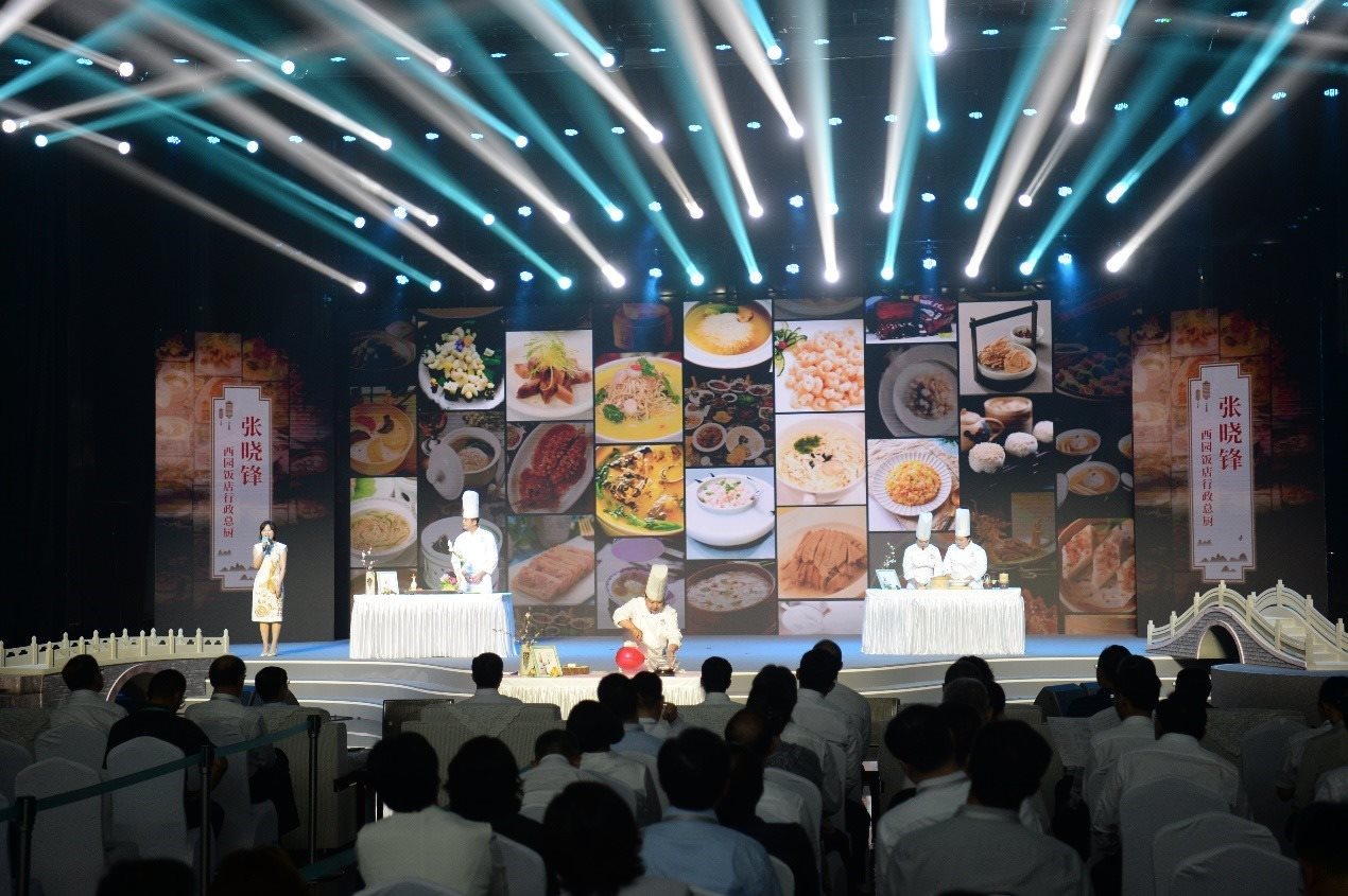 花園國際大酒店廚師長朱燾、西園飯店行政總廚張曉鋒、冶春面點總廚倪秋香、冶春面點制作技藝第五代傳人陳詩雅展示淮揚菜絕技。