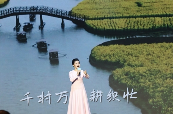 歌唱家、中國音樂學院教授雷佳現(xiàn)場演唱。