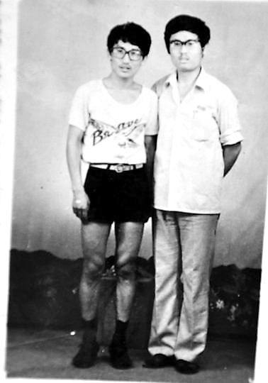 薛其坤（左）與大學(xué)同學(xué)合影。