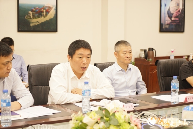 駐尼日利亞使館領(lǐng)僑處主任伊亞奇（中）講話。人民網(wǎng)記者 姜宣攝