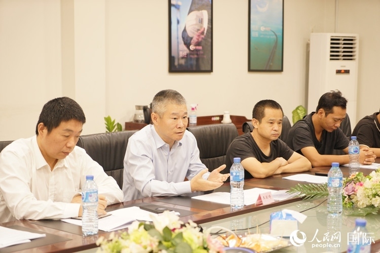 駐尼日利亞使館經(jīng)商處公參王穎琦（左二）講話。人民網(wǎng)記者 姜宣攝