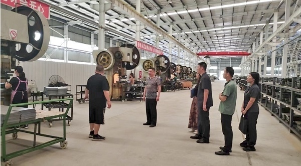 大渡口區(qū)法院法官回訪已盤活的被執(zhí)行企業(yè)。