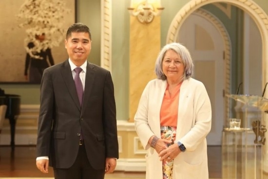 6月26日，中國(guó)駐加拿大大使王鏑向加拿大總督西蒙遞交國(guó)書(shū)。