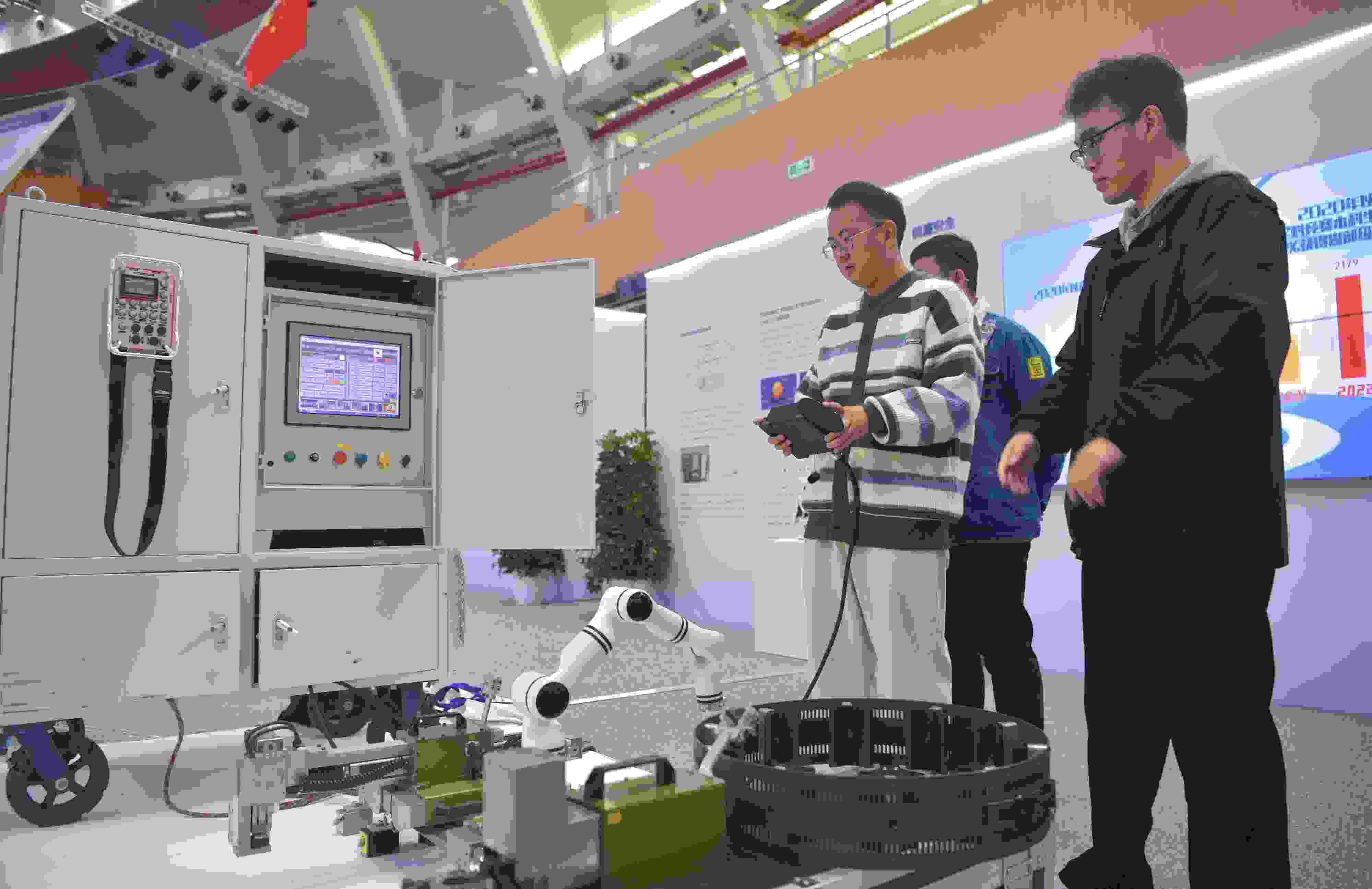 2023年，京南地區(qū)高?？萍汲晒平闀?huì)在北京建筑大學(xué)大興校區(qū)舉行。圖為高校師生在展示管道全位置焊接機(jī)器人系統(tǒng)成果。